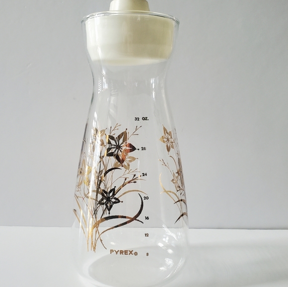 VTG PYREX Juice Pitcher Milk Carafe Glass Server Floral Leafy Gold Overlay Tall - Picture 4 of 14